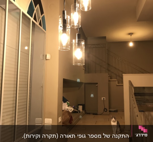 מנורות תלויות עם נורות חשמליות דולקות